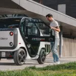 tazzari zeromax in het wit buiten afgebeeld achteraanzicht