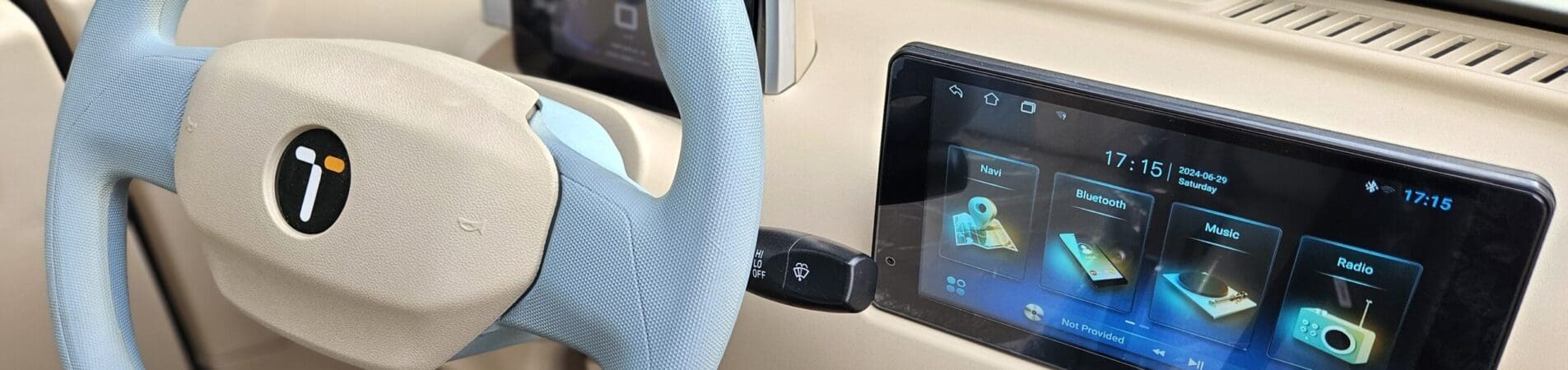 e-tors close up van het stuur in het baby blauw met display