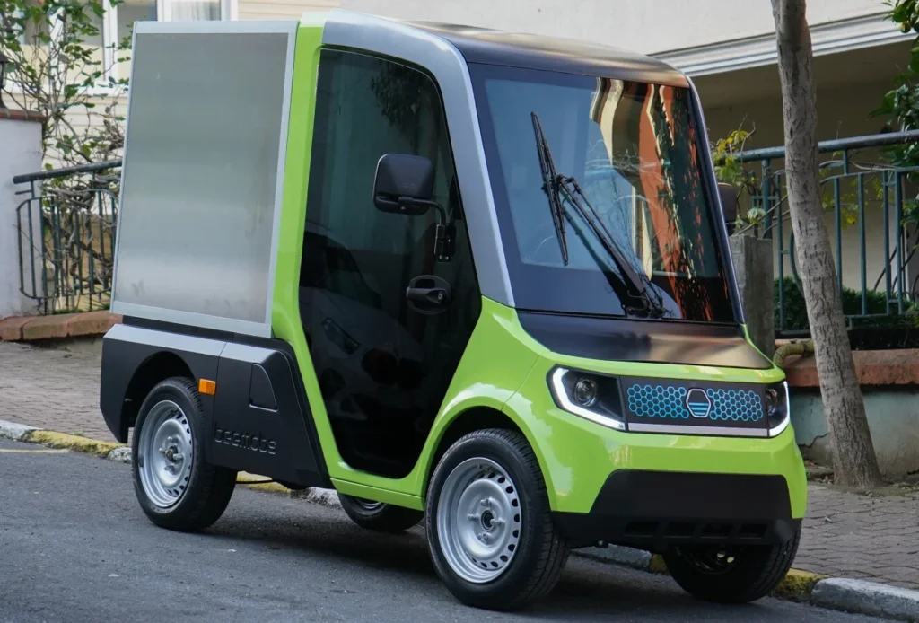 beemobs bee1 in het groen afgebeeld buiten op straat