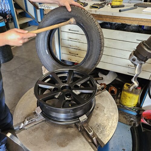 vervangen van een band van een brommobiel onderhoud door puramobi