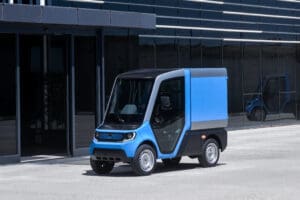 beemobs bee1 in het blauw bij een bedrijf