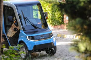 beemobs bee1 in het blauw buiten in de stad op de weg