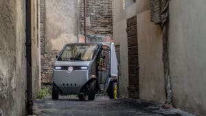 tazzari zeromax cubo in het grijs in de steeg