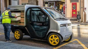 tazzari zeromax cubo met bezorger die het voertuig inlaad