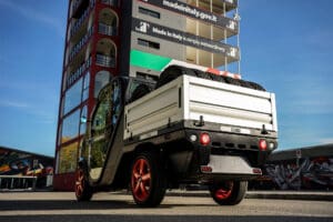 tazzari zeromax cubo achterzijde gevuld met banden in de cargobak