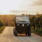 tazzari zeromax in het zwart buiten afgebeeld op de weg