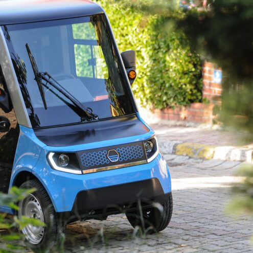 beemobs bee1 in het blauw buiten in de stad op de weg puramobi
