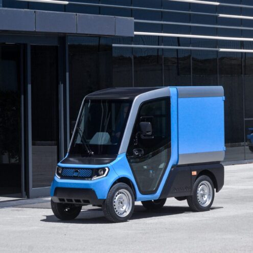 beemobs bee1 in het blauw bij een bedrijf zijaanzicht puramobi