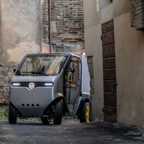 tazzari zeromax cubo in het grijs in de steeg puramobi