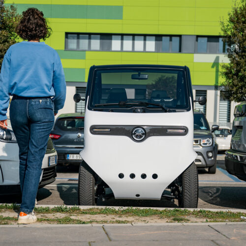 tazzari zeromax in het wit buiten afgebeeld vooraanzicht puramobi