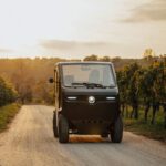 tazzari zeromax in het zwart buiten afgebeeld op de weg puramobi