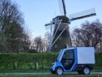 Beemobs bee1 bij een molen langs de weg zijaanzicht van het cargo voertuig puramobi