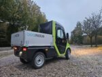 Beemobs bee1 in het groen buiten op het grind sfeerbeeld van de achterkant van het cargo voertuig puramobi