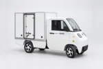 Witte E-TORS TC.02 elektrische bedrijfswagen van rechtsvoor met gesloten laadbak en zijdeur.