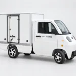 Witte E-TORS TC.02 elektrische bedrijfswagen van rechtsvoor met gesloten laadbak en zijdeur.