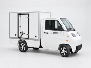 Witte E-TORS TC.02 elektrische bedrijfswagen van rechtsvoor met gesloten laadbak en zijdeur.