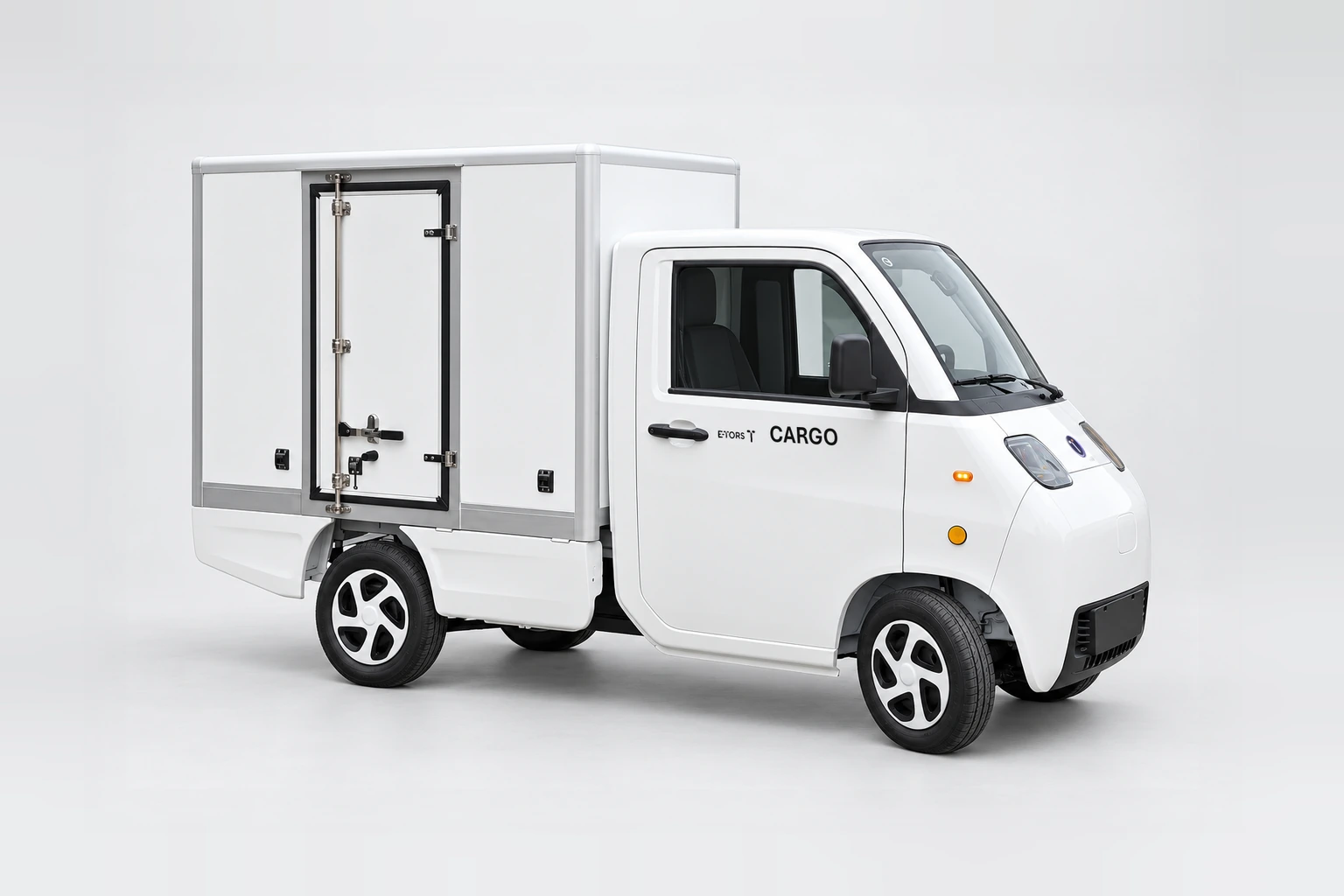 e-tors-tc02-01-voor-rechts-1536 Witte E-TORS TC.02 elektrische bedrijfswagen van rechtsvoor met gesloten laadbak en zijdeur.