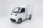 Witte E-TORS TC.02 van linksvoor met vlakke linker laadbakwand.