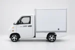 Linkerzijde van de witte E-TORS TC.02 met gesloten laadbak.