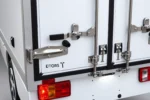Detail van de E-TORS TC.02 achterdeuren met roestvast sluitwerk en zwarte afdichtingen.