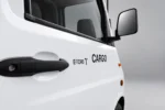 Detail van de witte cabinedeur met E-TORS CARGO-markering, zwarte handgreep en spiegel.