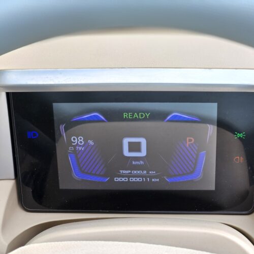 Display met stadslicht en groot licht en snelheidsmeter met weinig kilometers op de kilometer teller puramobi