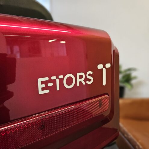 achterkant van de rode etors scootmobiel witte sticker zichtbaar puramobi