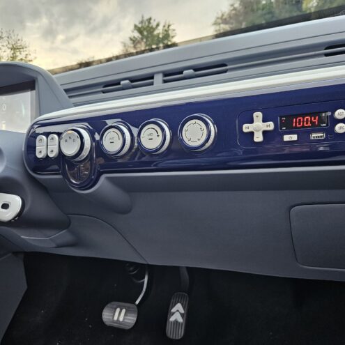 besturing knoppen en het gas pedaal en rem zichtbaar in de etors city brommobiel met radio puramobi