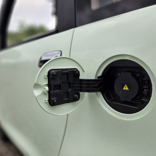 elektrisch opladen op deze brommobiel klepje open van puramobi