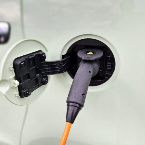 elektrisch opladen van een etors voertuig met een zwart oranje kabel puramobi