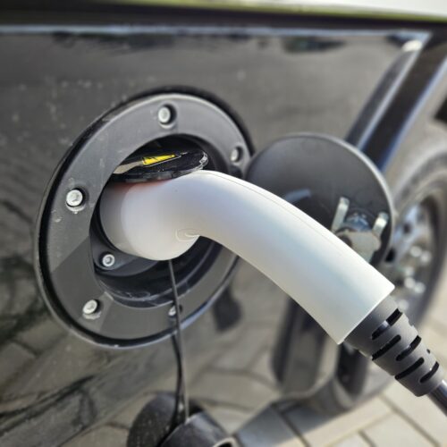 elektrische oplaadport van het zwarte etors voertuig met witte kabel puramobi