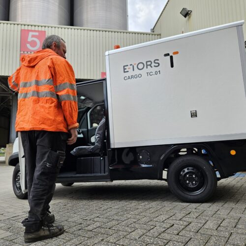 witte etors cargo tc.01 buiten op het bedrijven terrein man met oranje hesje aan puramobi