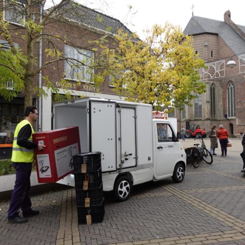 etors cargo tc.02 die buiten staat in doetinchem met een medewerker die het cargo voertuig inlaad puramobi