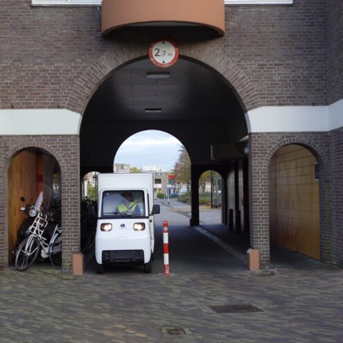 etors cargo witte tc.02 in een smal straatje in doetinchem puramobi