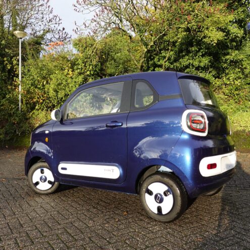 etors city blauwe brommobiel zijaanzicht bij een parkeerplaats puramobi