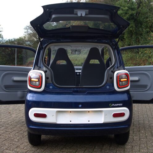 etors city wit blauwe brommobiel achterkant met alle deuren open en led lichten zichtbaar puramobi