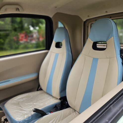 etors voertuig met witte en baby blauwe accenten lederen stoelen puramobi