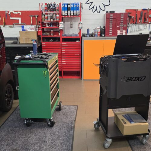 onze werkplaats van puramobi waar alle brommobielen en voertuigen worden gerepareerd software matig of met onderdelen puramobi