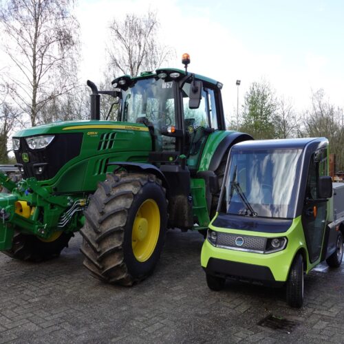 vooraanzicht van de john deere trekker en de beemobs bee1 voertuig op eigen terrein puramobi