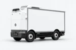 Zelostech Z5 Cold-Chain RoboVan schuin van linksvoor, met gesloten witte linkerzijde en dakkoelunit.