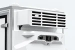 Detail van de witte koelunit met horizontaal rooster boven de neus van de Zelostech Z10 Cold-Chain RoboVan.