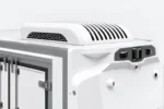 Detail van de dakkoelunit met ventilatieroosters en de voorste sensoren van de Zelostech Z5 Cold-Chain RoboVan.