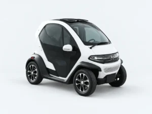 Witte elektrische microcar schuin van voren, met zwarte glazen deuren en lichtmetalen velgen, op een lichtgrijze studioachtergrond.